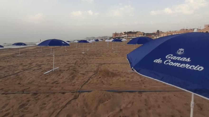 La Playa de la Mata amanece con más de un centenar de sombrillas por la campaña &quot;Ganas de comercio&quot;