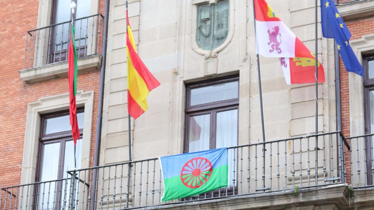 BANDERA GITANA AYUNTAMIENTO DE ZAMORA