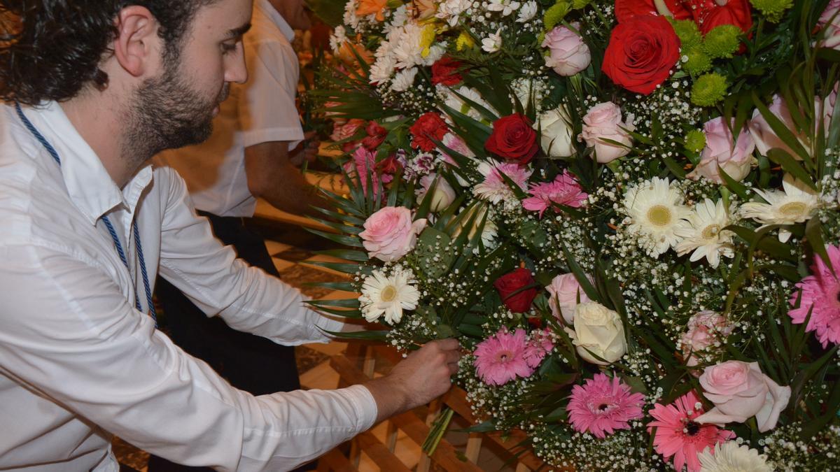 Las flores para la Virgen se colocaron en el altar mayor del templo parroquial.