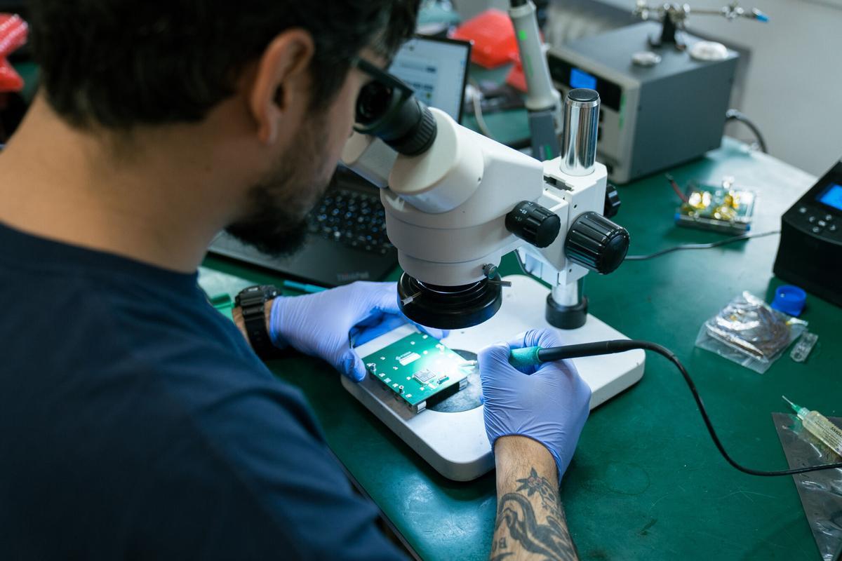 09.02.2026. MADRID. Imágenes de FOSSA, la empresa dedicada a la creación de nano satélites seleccionada por la OTAN. Foto: Alba Vigaray