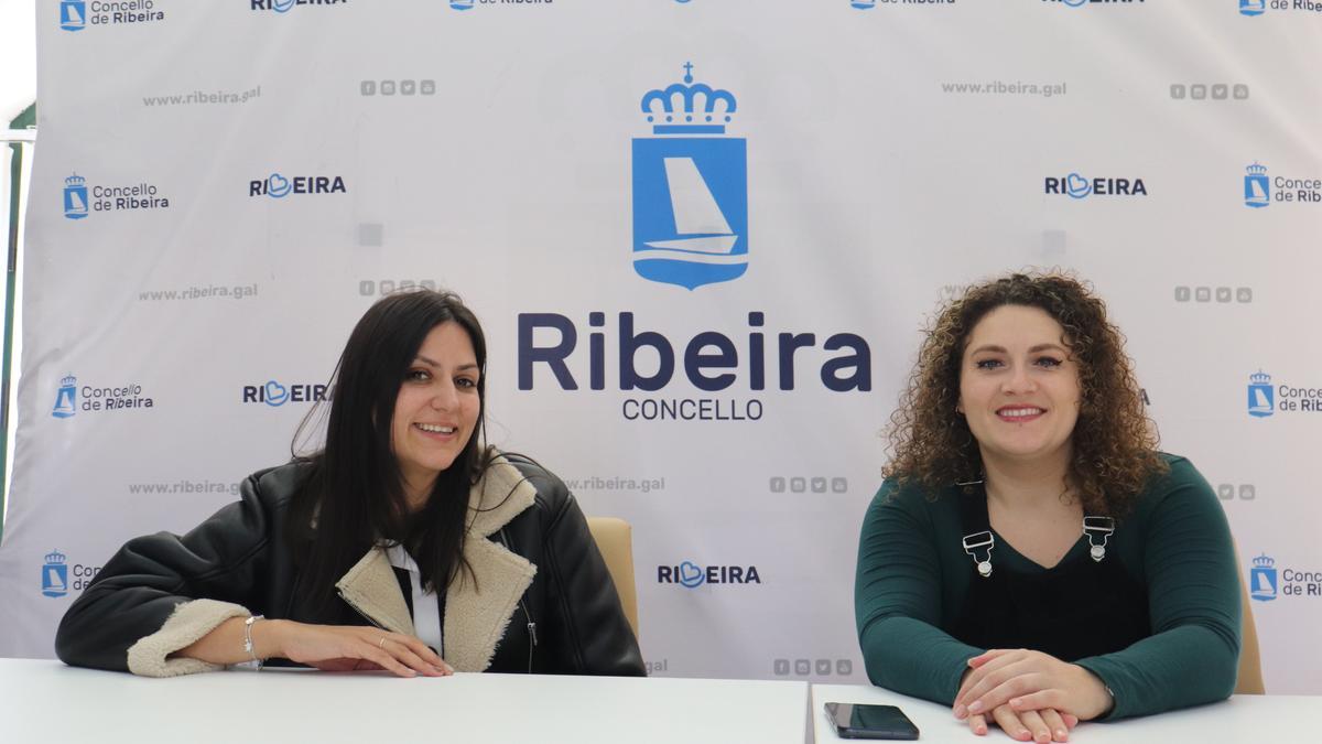 Tania Redondo y Antía Alberte durante la presentación de la iniciativa de reparto de composteros en Ribeira