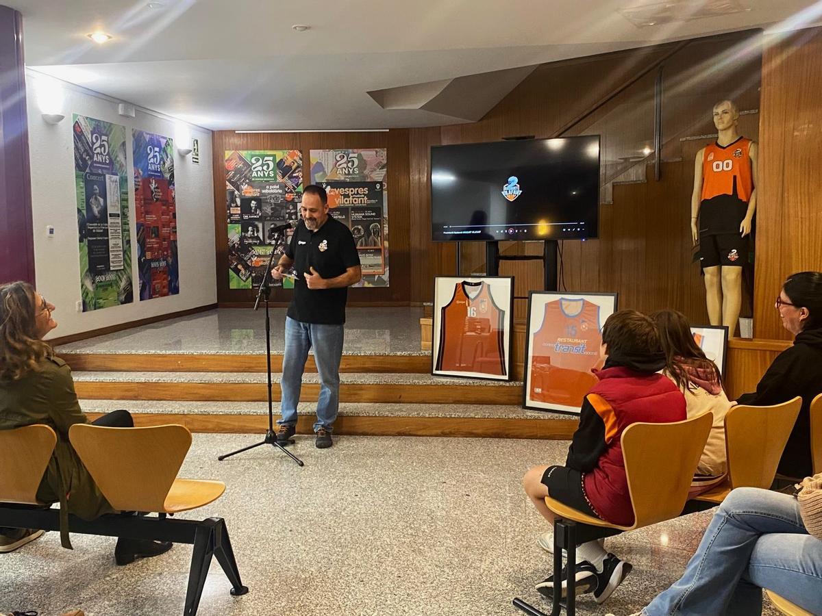 Jordi Burgas durant la presentació de la samarreta a l'Ajuntament de Vilafant.