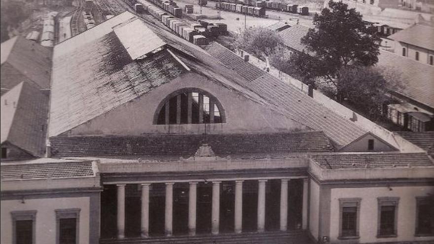 Fachada original de la estación de Alicante,que se mantiene detrás de la actual