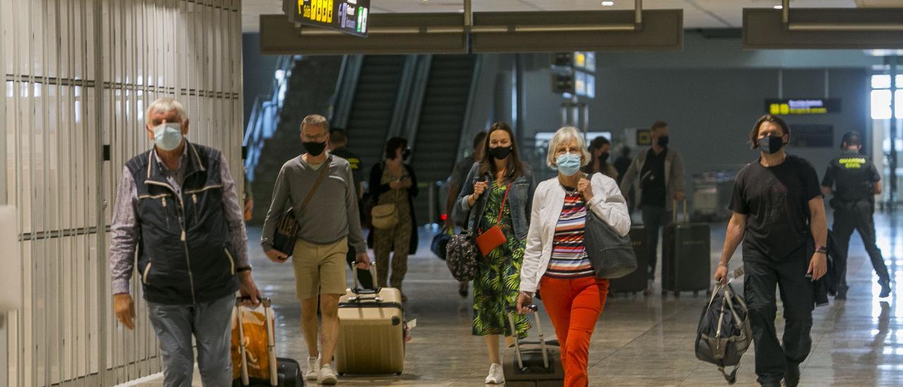 Pasajeros de un vuelo Ámsterdam-Alicante, este lunes en el aeropuerto