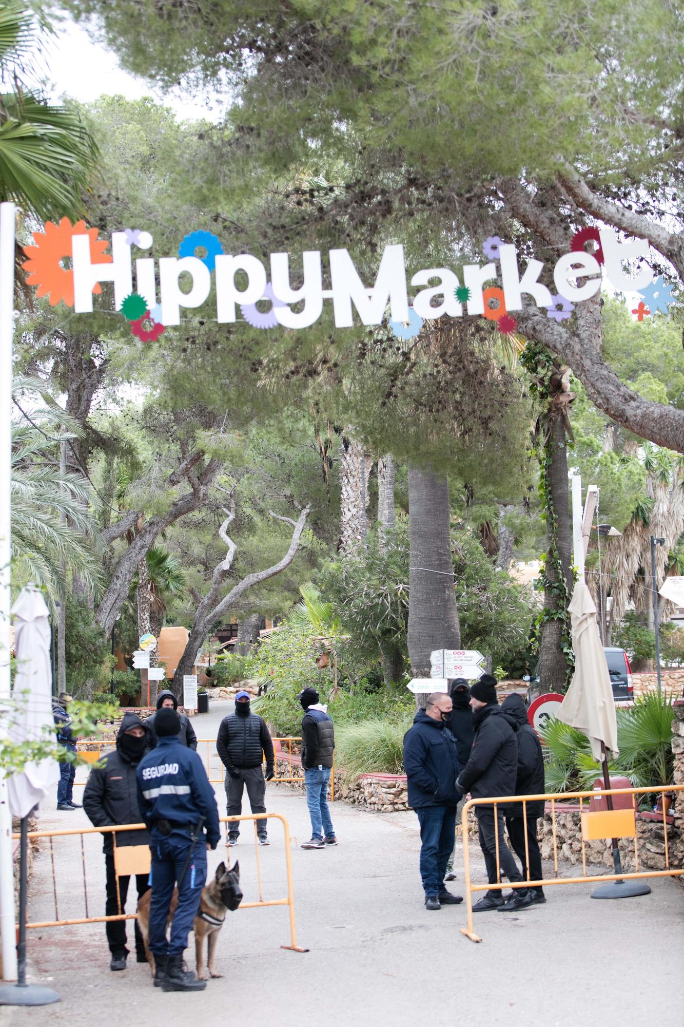 Okupas en el mercadillo hippie de Punta Arabí