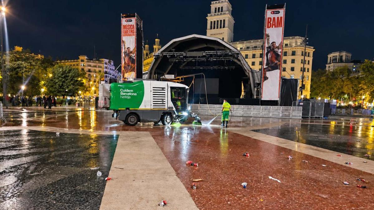 Operarios del servicio de limpieza trabajando en la Plaza Catalunya de Barcelona.