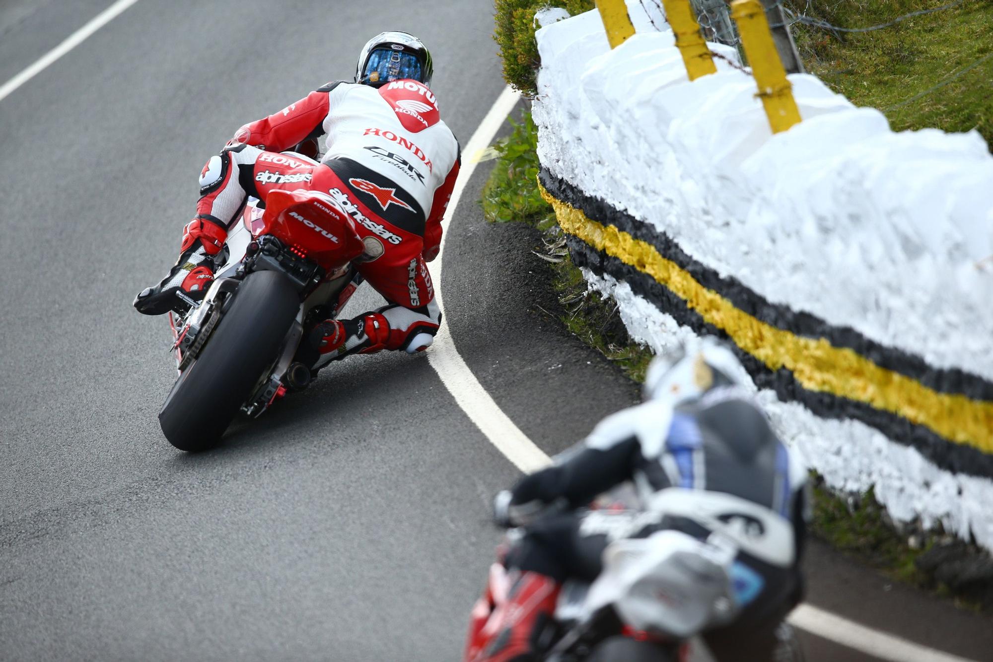 Dos de los participantes en el Tourist Trophy Isla de Man.