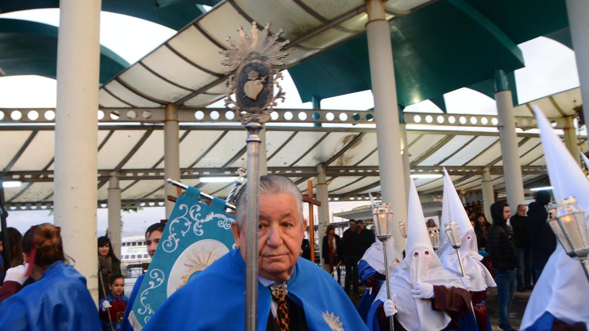 El presidente de la Coordinadora de la Semana Santa de Cangas, Manuel Gil, en una procesión.