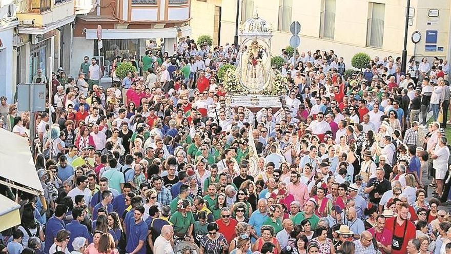 Multitudinaria romería de subida de la Virgen de Araceli al Real Santuario