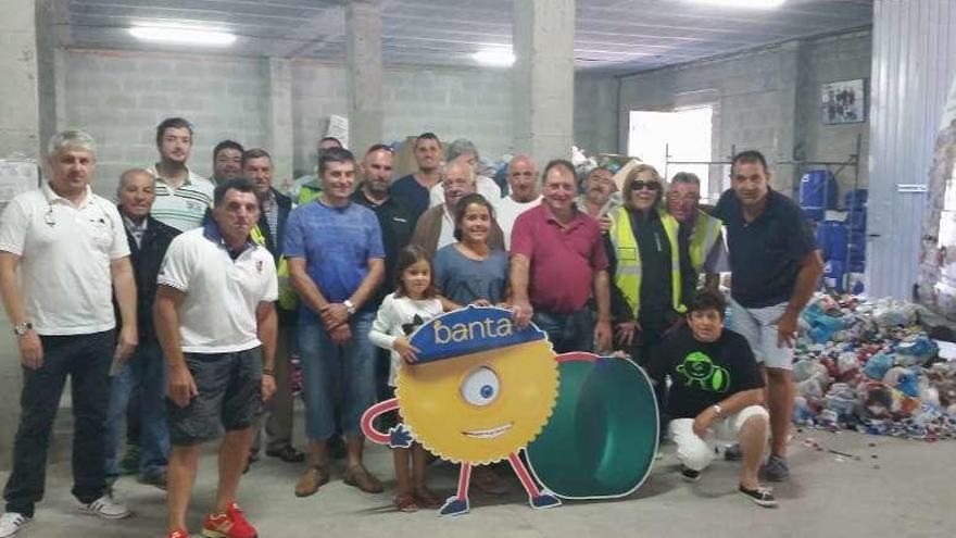 Directiva y colaboradores del Banco de Tapones, el domingo. // D. P.