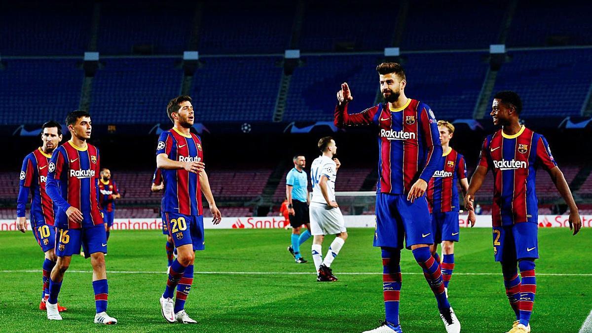 Piqué celebra el segundo gol del Barça junto a Messi, Pedri, Sergi Roberto y Ansu Fati. |  // EFE