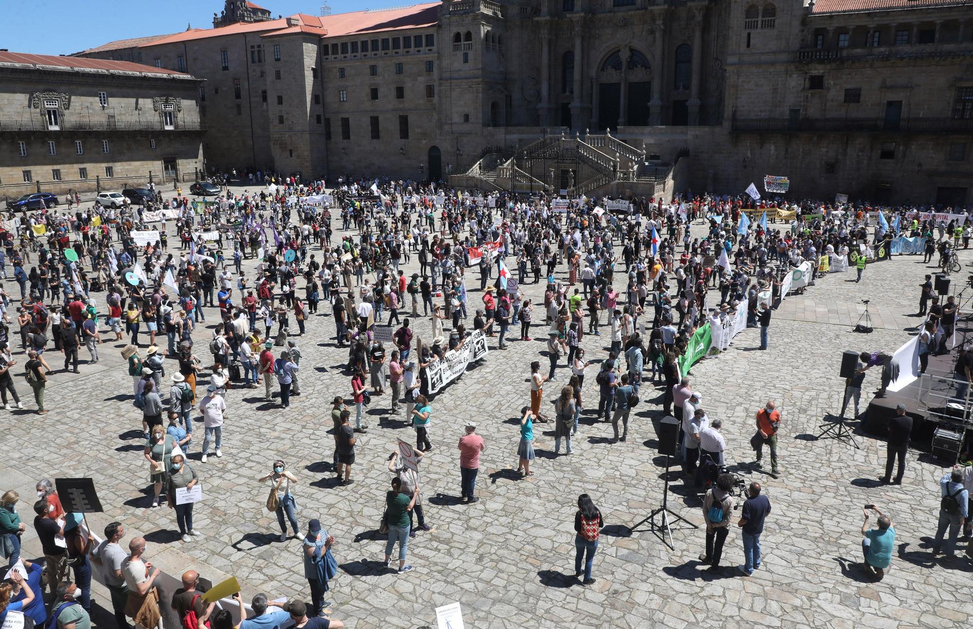Una multitudinaria marcha recorre Santiago para exigir "un nuevo modelo eólico" y la paralización de proyectos