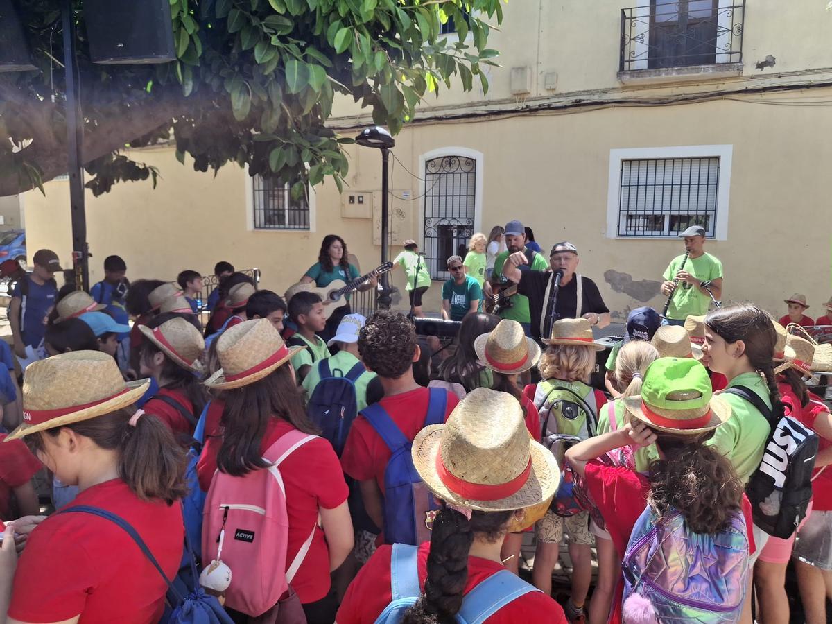 Las imágenes de la primera "trobada escolar" de la Marina Alta "Desafiar-se a fer llata", que ha tenido lugar en Pedreguer