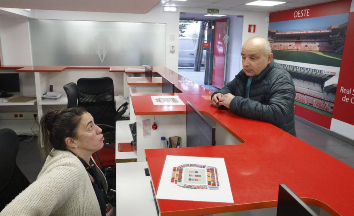 Olegario Moro Camino, ayer, en la oficina de El Molinón, ante Lorena de Castro. | ÁNGEL GONZÁLEZ