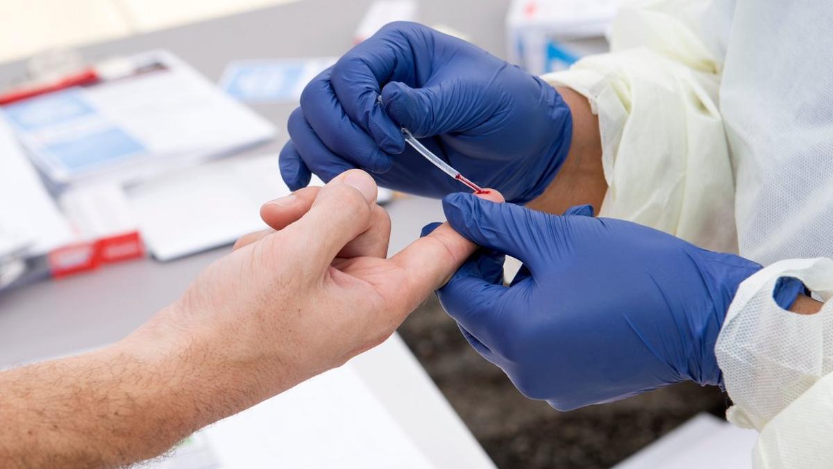 Un paciente se realiza un test de anticuerpos del coronavirus.
