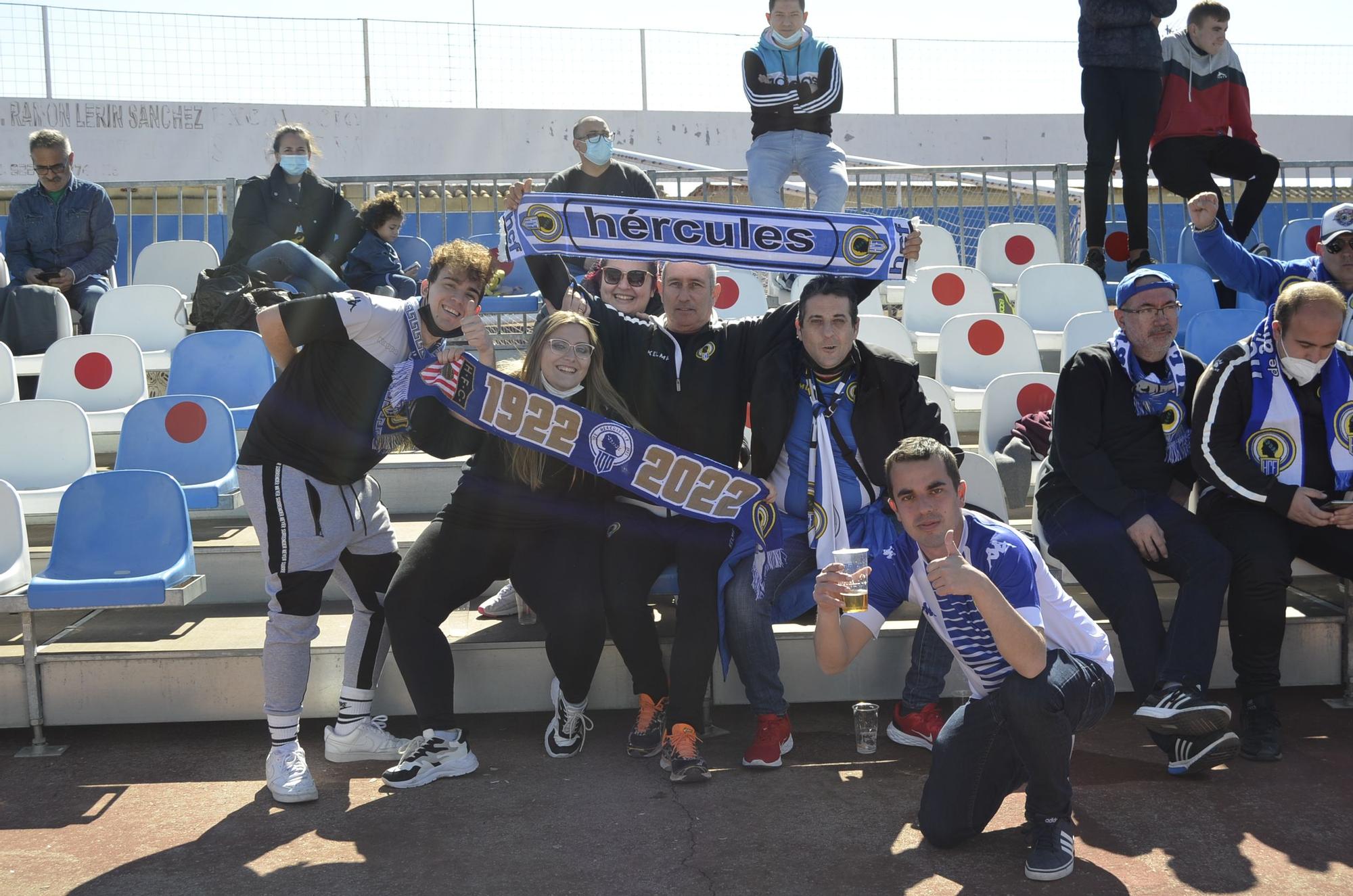 Aficionados del Hércules presentes en el Paquito Giménez de Socuéllamos para animar a su equipo.