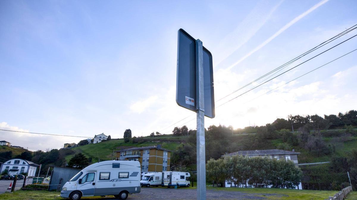 Zona de estacionamiento de la Feve, en Luarca.