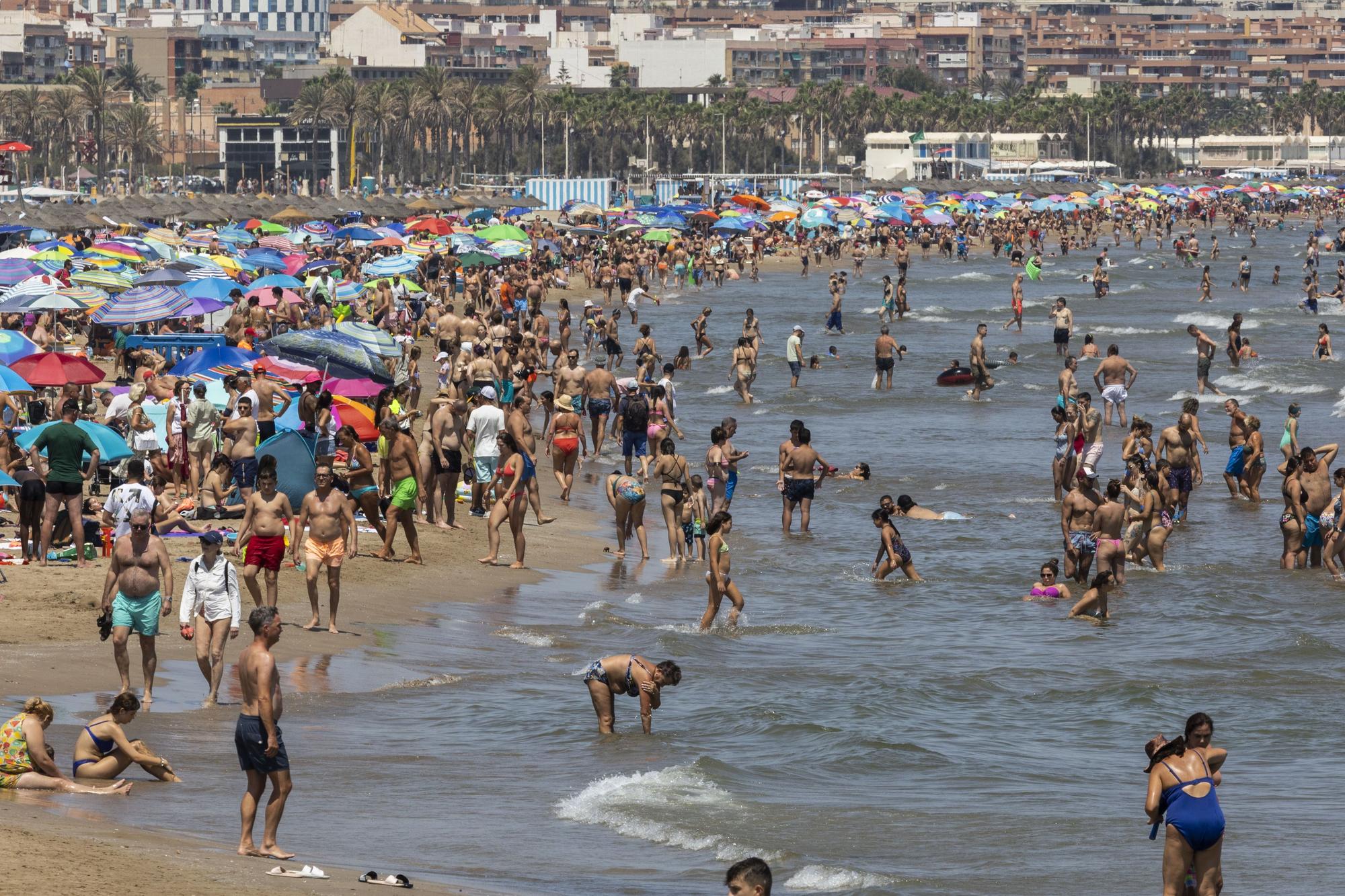 Playas hasta la bandera en pleno agosto