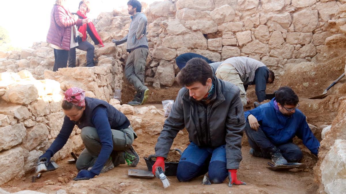 Els arqueòlegs excavant la zona de l'antic santuari.