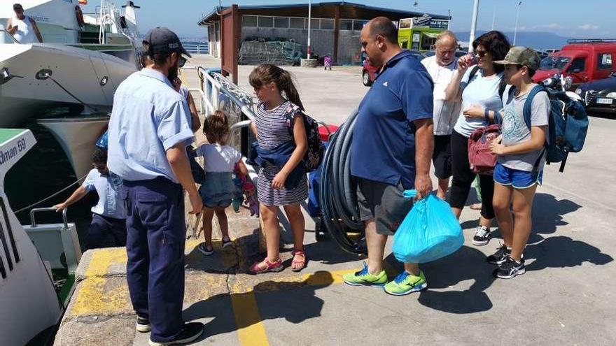 Pasajeros embarcando ayer por la tarde en Bueu con destino a la isla de Ons. // Santos Álvarez