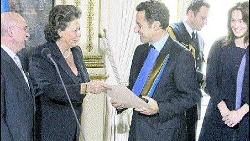 Por la izquierda, Vicente Carbonell Serrano, Rita Barberá, el presidente galo, Nicolas Sarkozy, y su esposa, Carla Bruni.