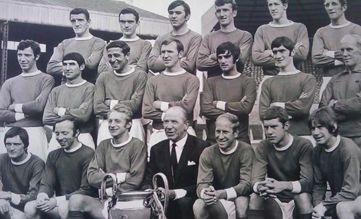 De la tragèdia a la glòria. Deu anys després de l’accident aeri en el qual van perdre la vida 8 components d’un equip cridat a fer història, el United posava a Old Trafford amb la Copa d’Europa.