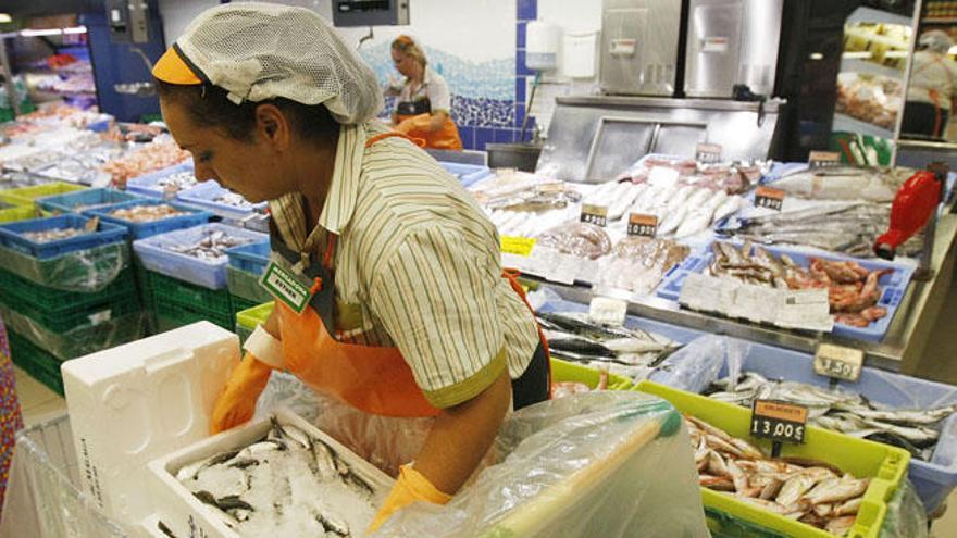 Una empleada de Mercadona compra pescado en la lonja.