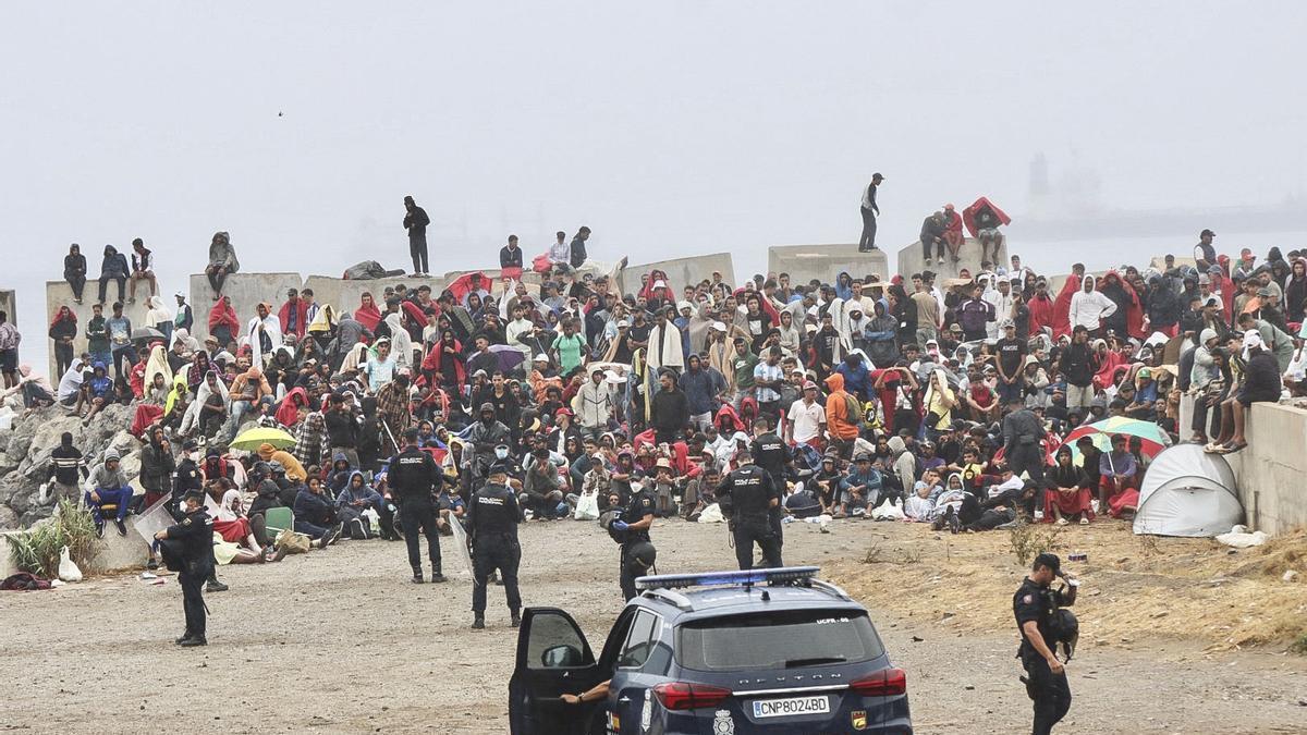CEUTA MIGRANTES | Cientos de migrantes regresan a la playa de El Trampolín de Ceuta tras el desalojo