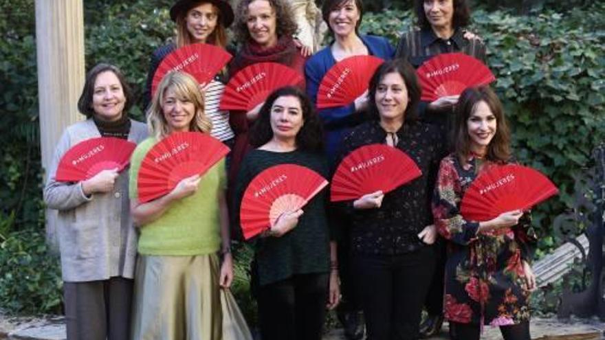 Mujeres cineastas con los abanicos rojos, ayer.