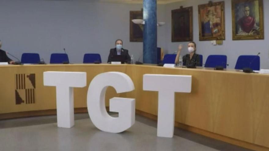 Alguns dels participants en el debat sobre urbanisme i turisme organitzat per la Taula Gironina del Turisme a la sala de plens d&#039;Olot.