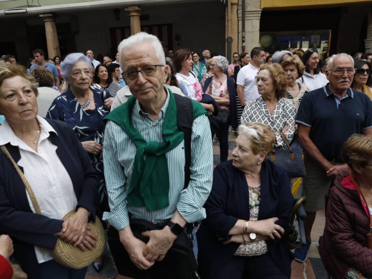 San Pedro recorre Rivero entre una marea de jóvenes cofrades