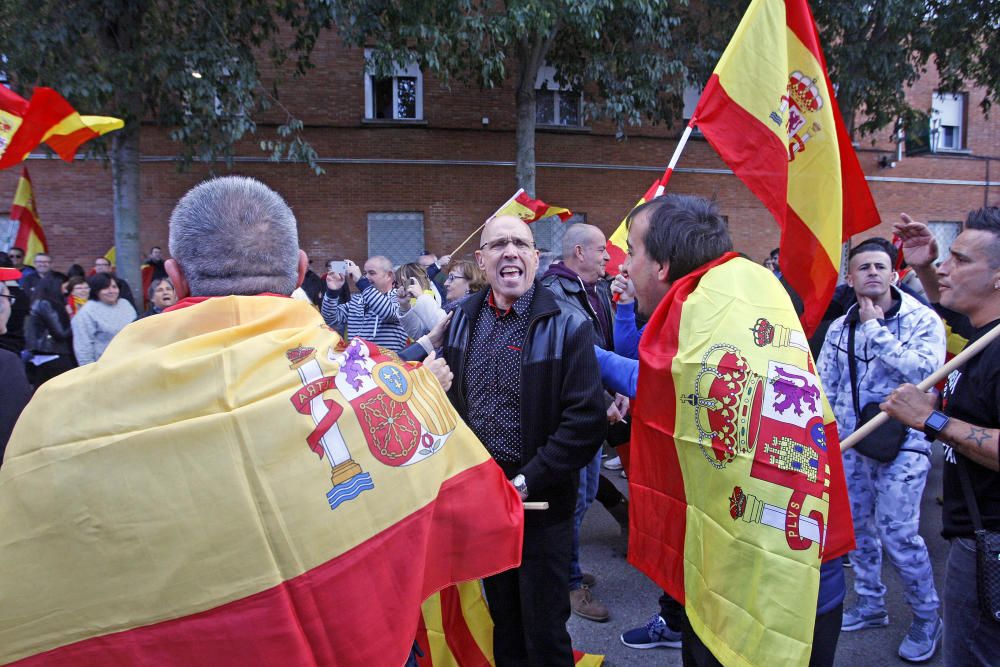 400 persones es manifesten a Girona en favor de la unitat d''Espanya i en contra del Govern destituït