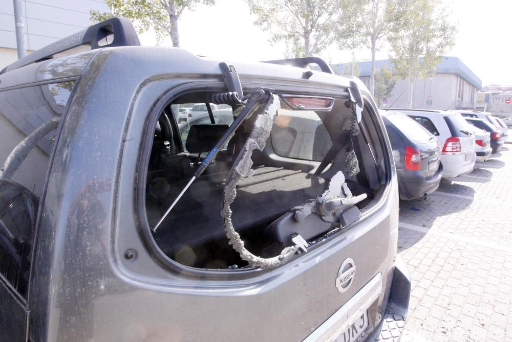 Nous cotxes amb vidres trencats a Girona