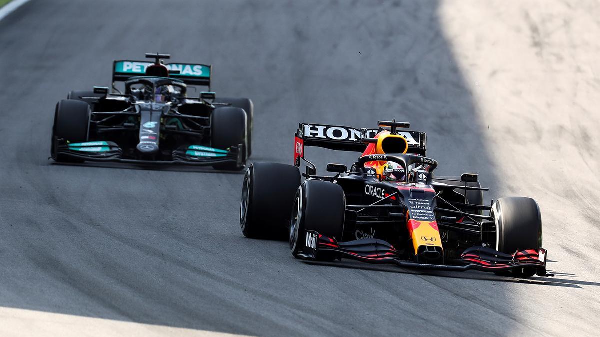 Max Verstappen y Lewis Hamilton durante el GP de Brasil