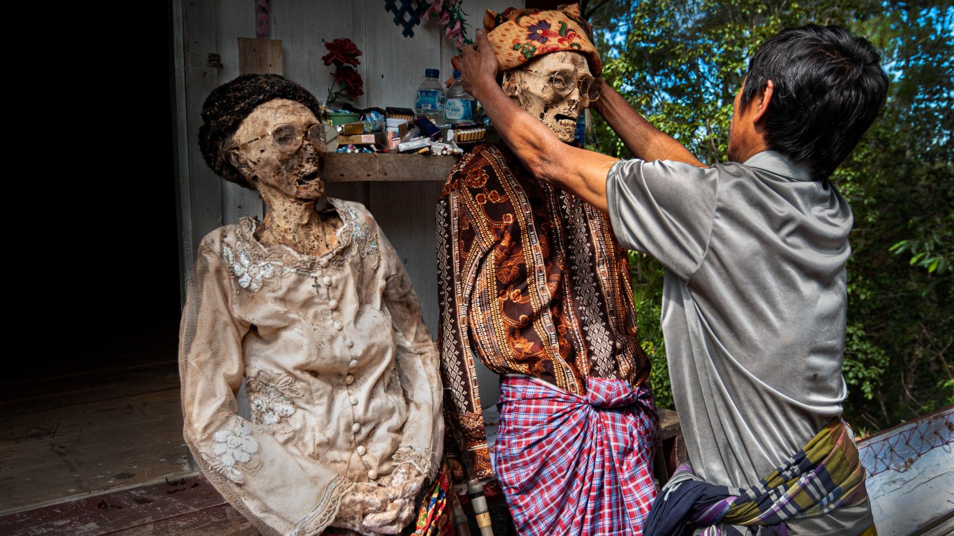 Un indonesio viste a sus muertos para celebrar el Ma'nene, en Tana Toraja