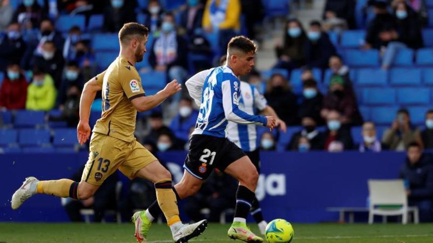 Mustafi corre en busca del balón durante el partido del sábado ante el Espanyol, justo antes de lesionarse.  | EFE/TONI ALBIR