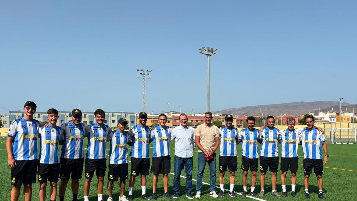 El alcalde de Agüimes, Óscar Hernández, y el concejal de Deportes, Alberto Santana, con algunos de los deportistas que han elegido el fútbol como su actividad.