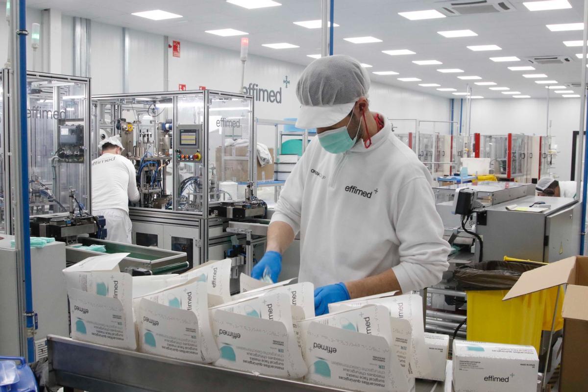 Trabajadores de la industria del frío en Lucena, Córdoba, la capital industrial de Andalucía por peso de la industria en su PIB.