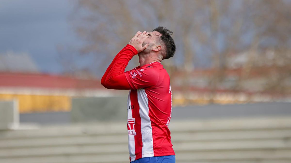 Dani Salas lamenta una ocasión errada.