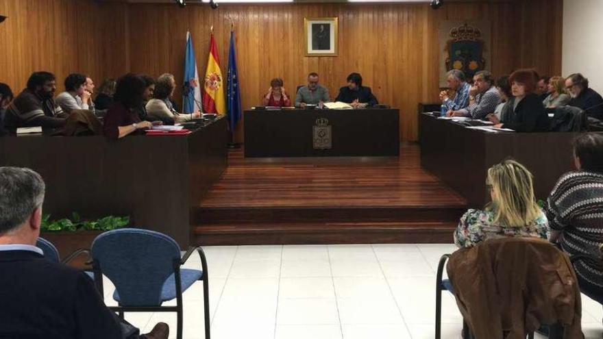 La Corporación municipal de Cambre, durante un pleno.