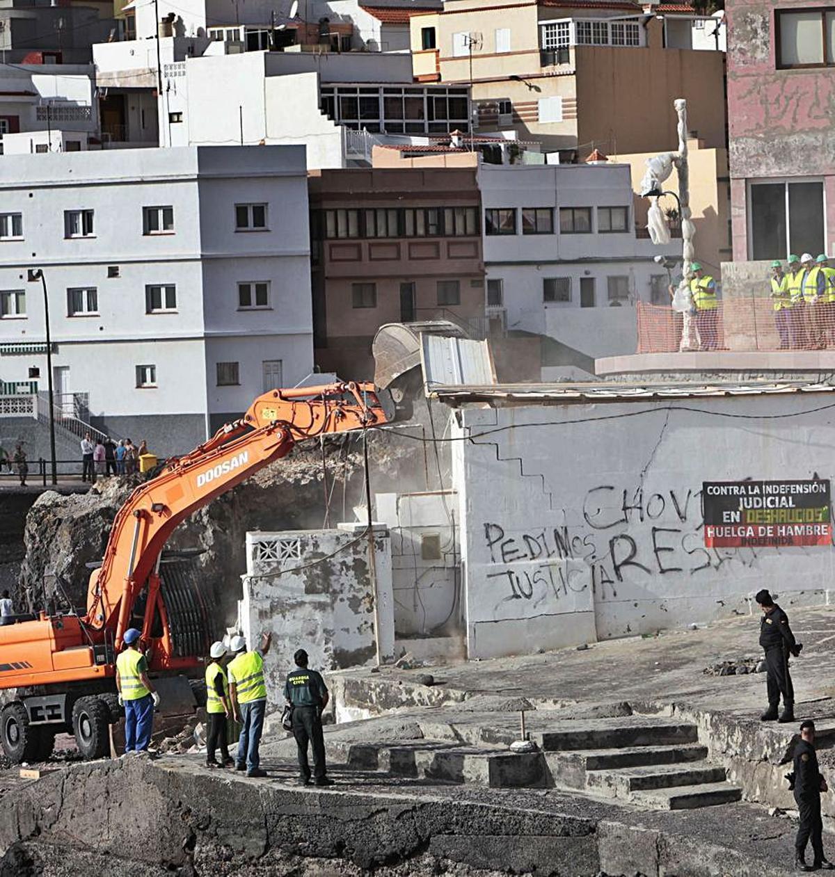 Derribo de las casas del poblado marinero de Cho Vito en Tenerife en 2012.