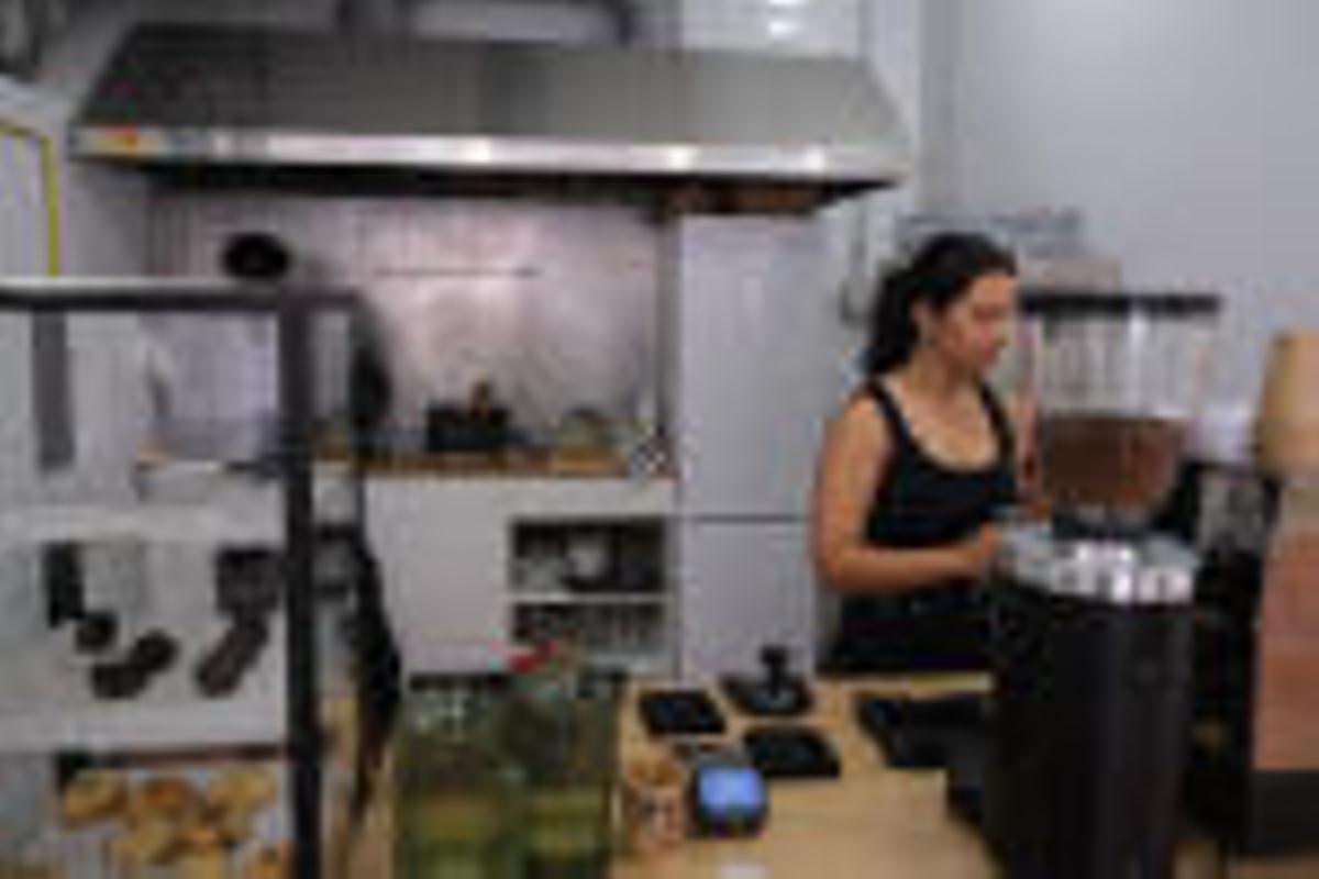 Paula Pérez preparando un café de especialidad durante la apertura de Apartamento 62.