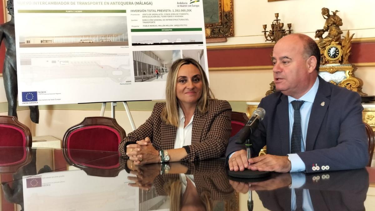 Marifrán Carazo y Manolo Barón, presentando el proyecto de la nueva estación de autobuses de Antequera.