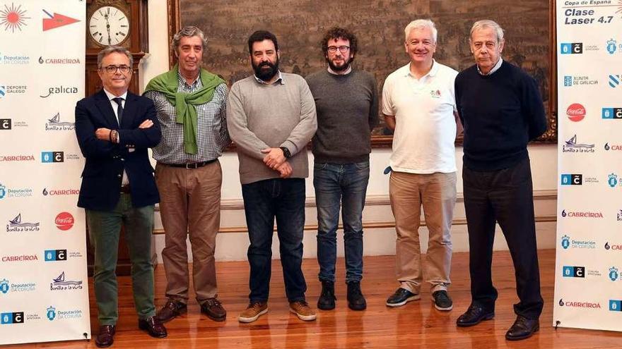 Los asistentes a la presentación de la Copa de España posan tras el acto celebrado ayer.