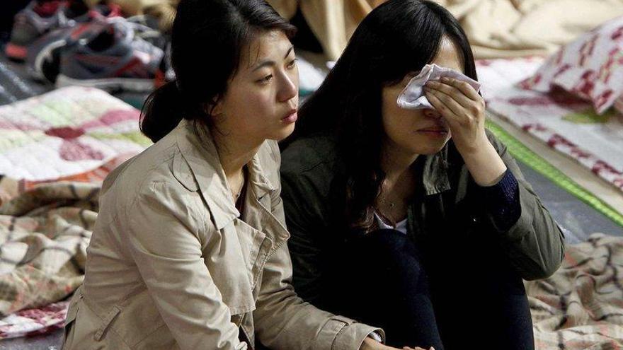 Familiares de los desaparecidos en el naufragio del ferry &quot;Sewol&quot; lloran angustiadas.