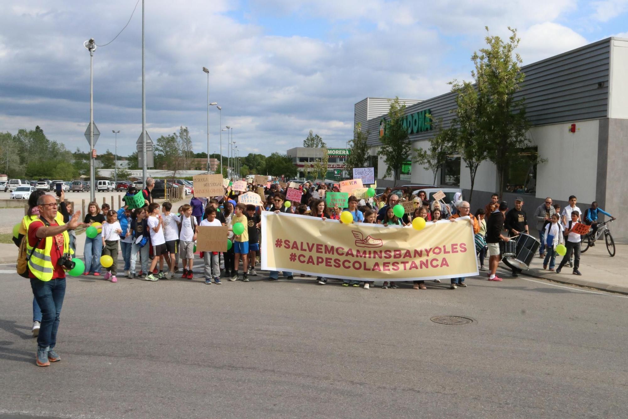Unes 400 persones es mobilitzen a Banyoles per reclamar que no es tanqui l'escola Camins