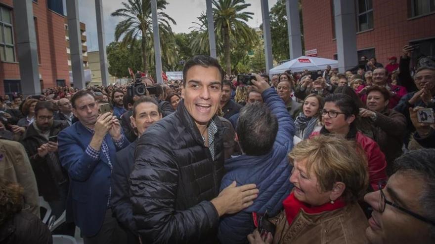 Pedro Sánchez desafía a Díaz y retoma su gira en Sevilla