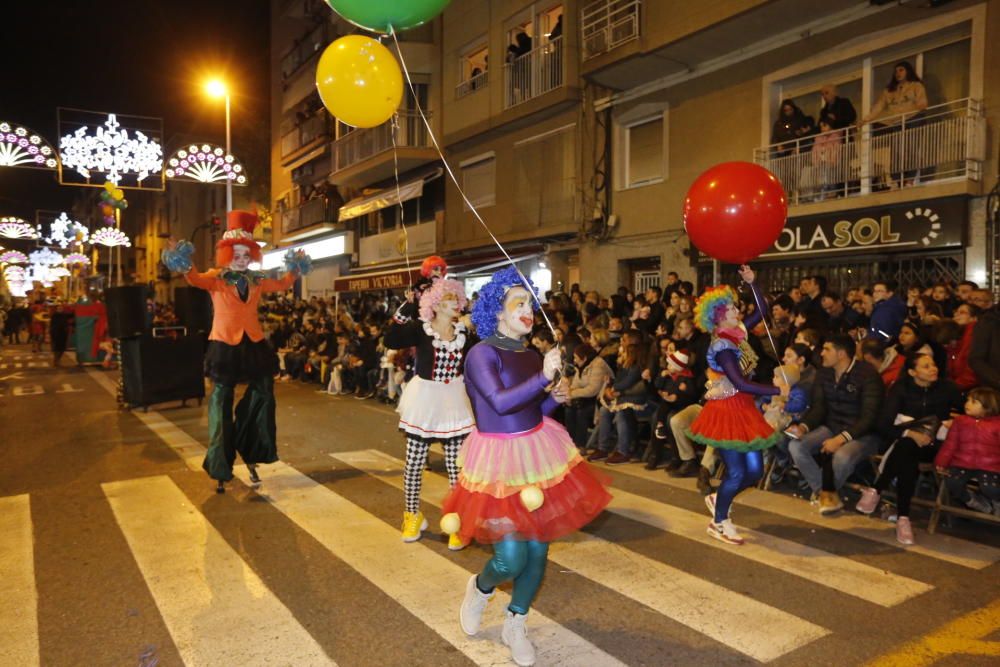 La cabalgata de los Reyes Magos en Elche ha recorrido el centro de la ciudad con 13 carrozas y más de 600 personas