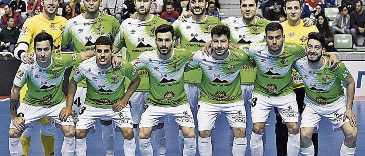 Los jugadores del Palma Futsal posan antes de empezar el duelo en Murcia.