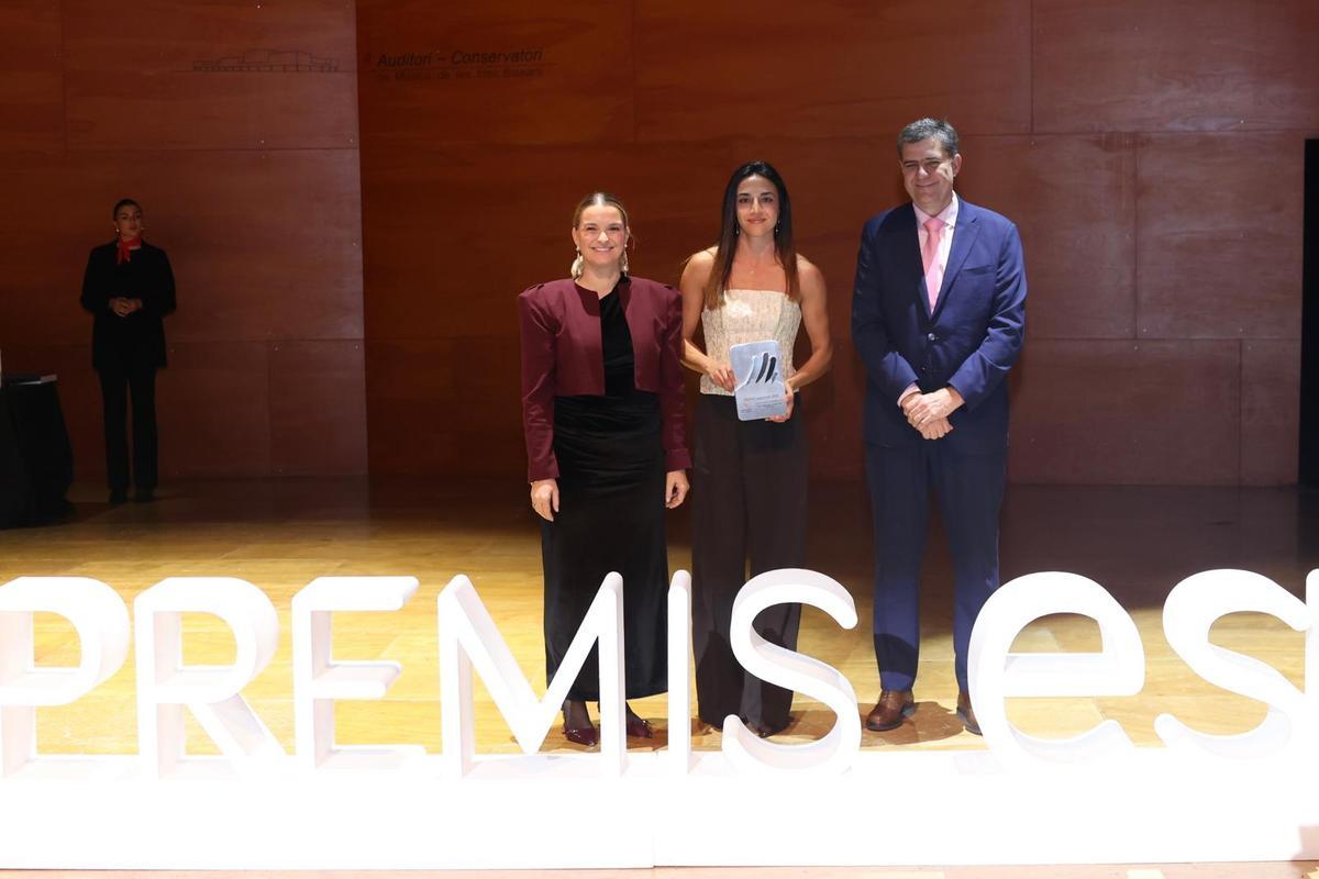 Prohens y Bauzà posan con Esperança Cladera, la mejor deportista de 2025.
